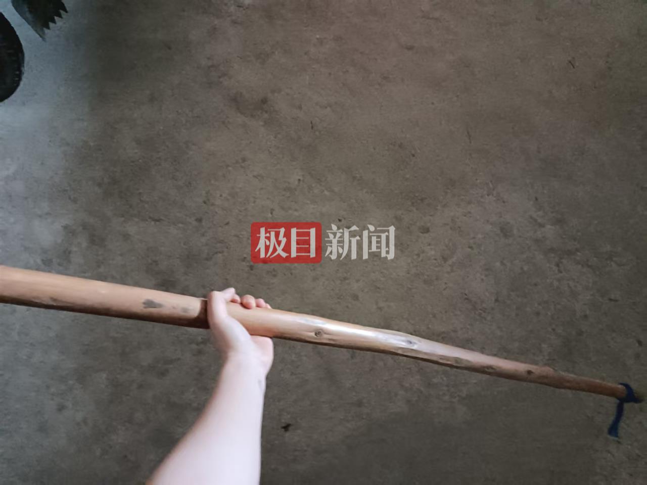 刘同学挑行李的木棍 受访人刘同学提供.jpg