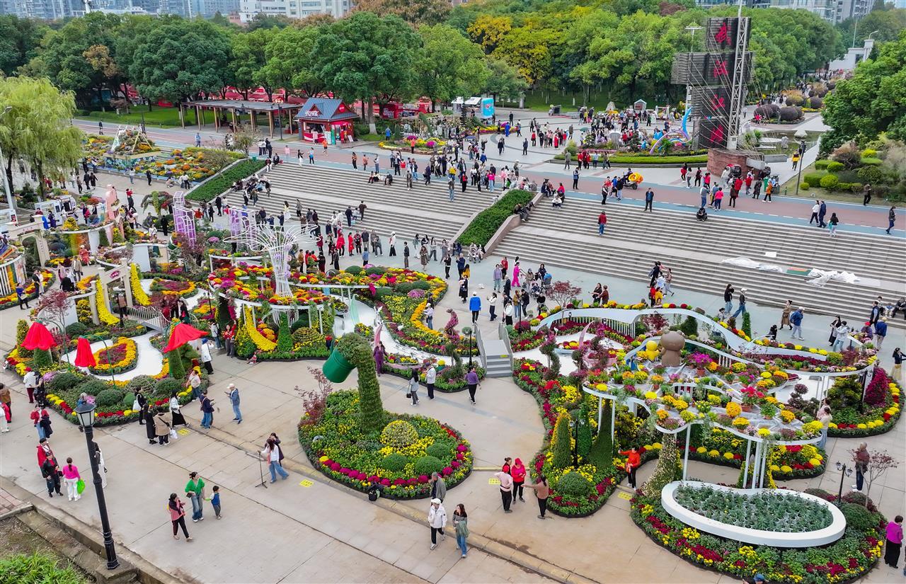 俯瞰武汉菊展主展区——汉口江滩.jpg