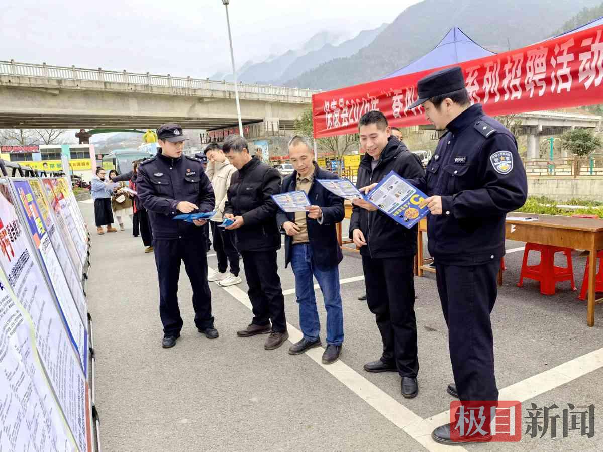 图2：民警在开展普法宣传.jpg