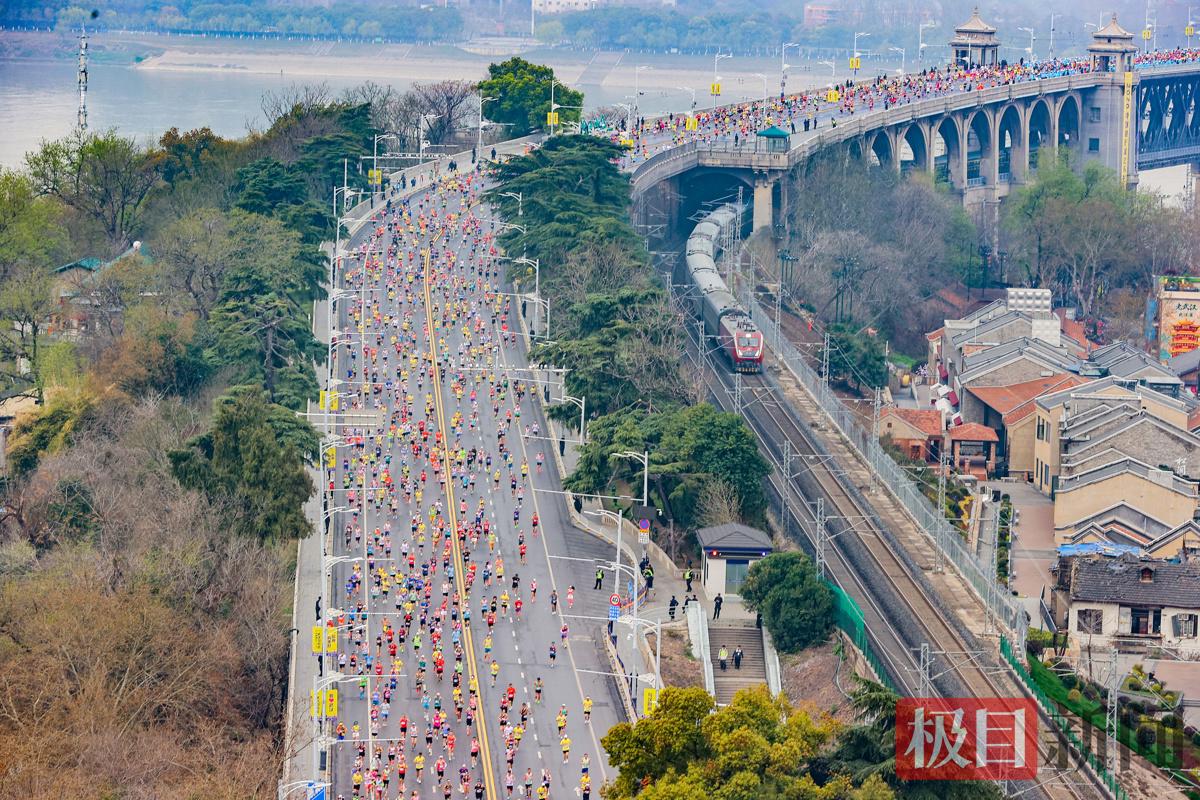 汉马队伍经过武汉长江大桥与列车并进.jpg