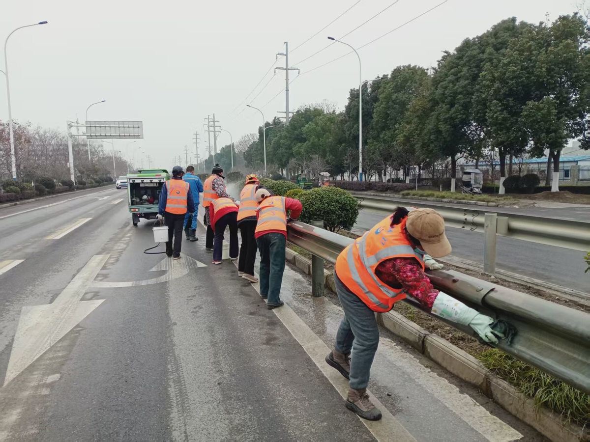精细化保洁：潜江城管清洗道路护栏，擦亮城市“颜值”.jpg