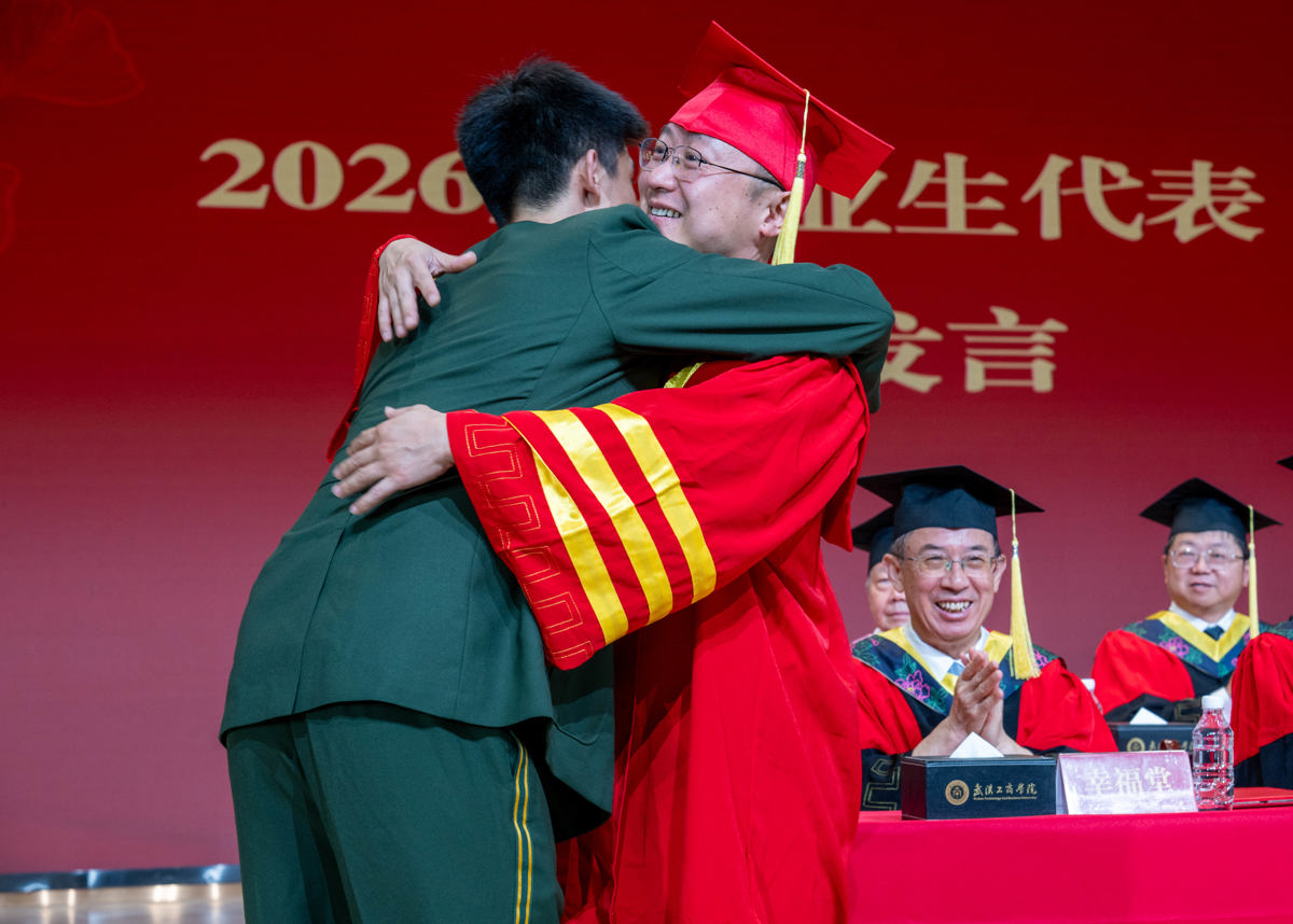 图为张迈和张俊校长亲切拥抱 摄影:曹子涵.jpg 图为张迈和张俊校长亲切拥抱 摄影:曹子涵.jpg