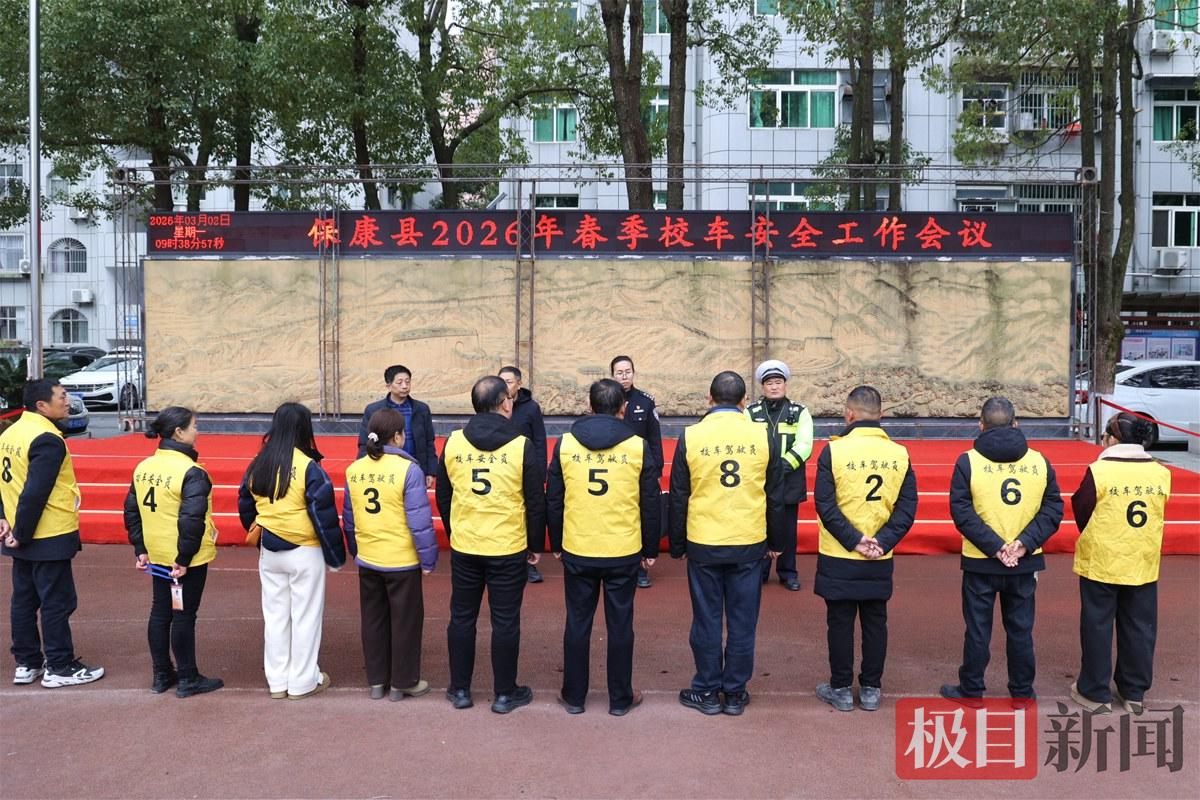 图5：民警召集校车驾驶员开会.JPG