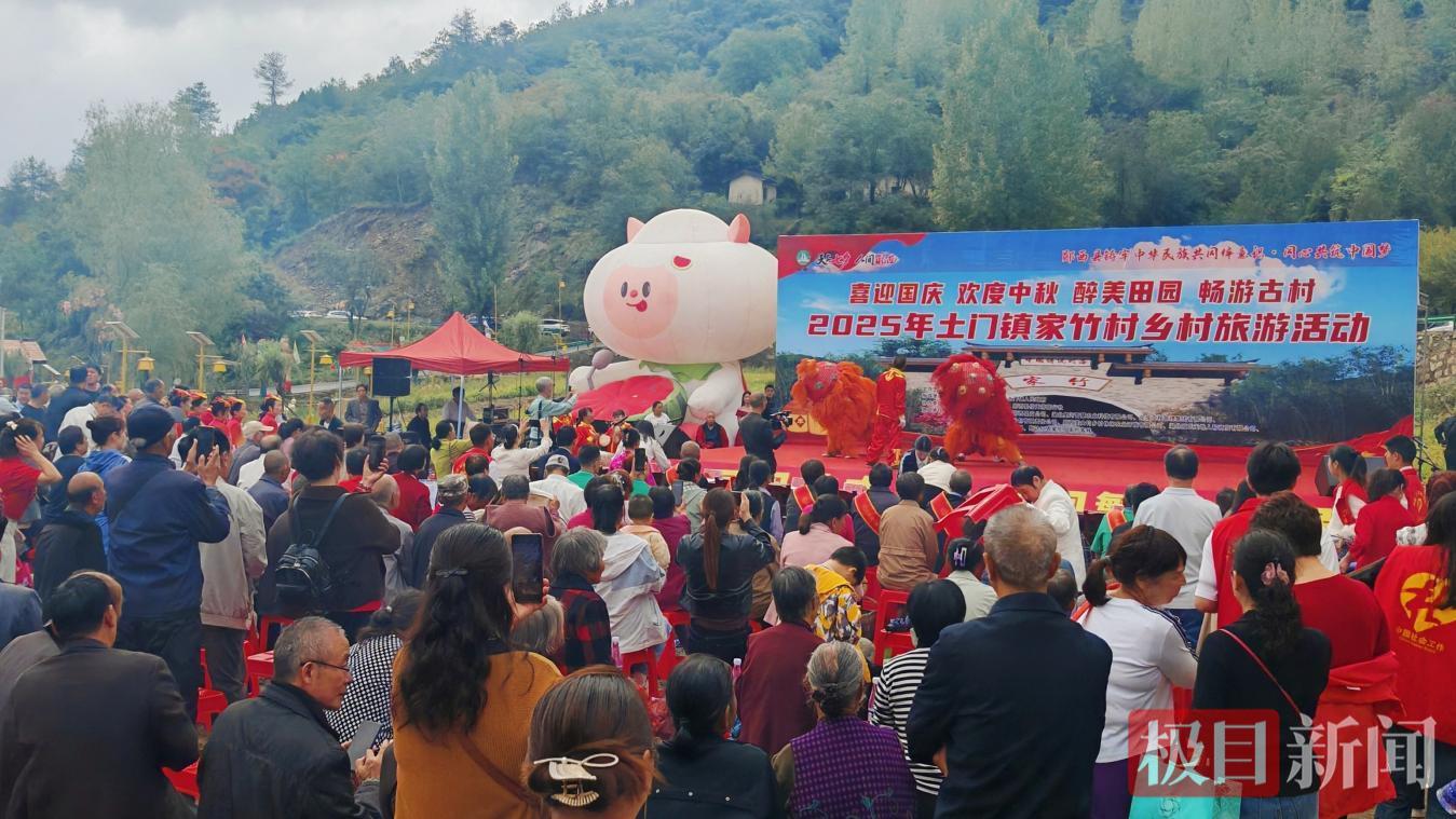 郧西县土门镇乡村旅游现场观众如潮  陈国东摄.png