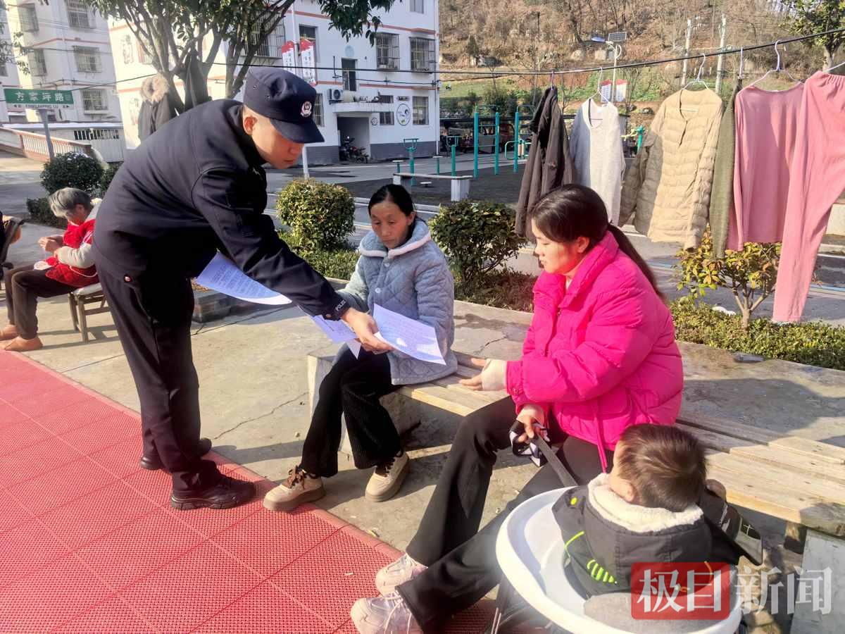 图2：民警在向群众发放安全提示单.jpg