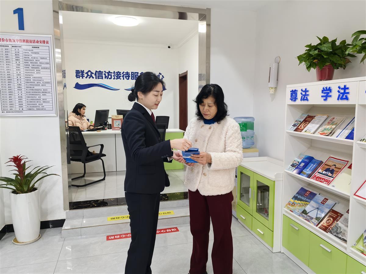 检察干警在市综治中心发放宣传手册.jpg