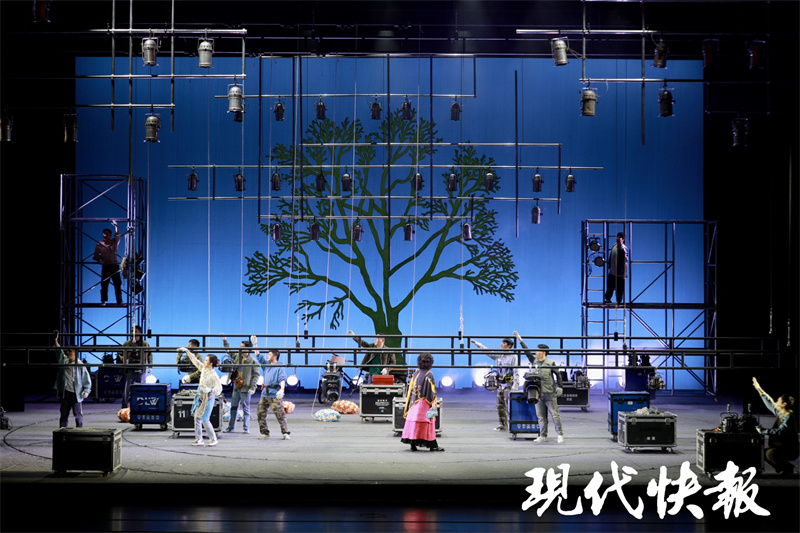 锡剧《装台》在南京上演，传统戏曲唱出装台人的酸甜苦辣 | 极目新闻