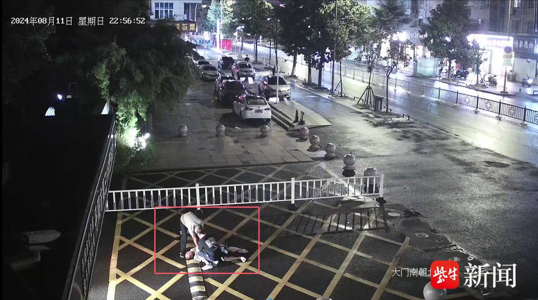 男子散步突然倒地，学校保安拿出AED救一命 | 极目新闻