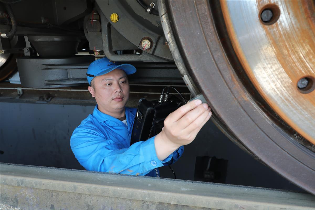 图为邓凡正在对轮对踏面进行探伤作业1  徐安宏 摄.JPG