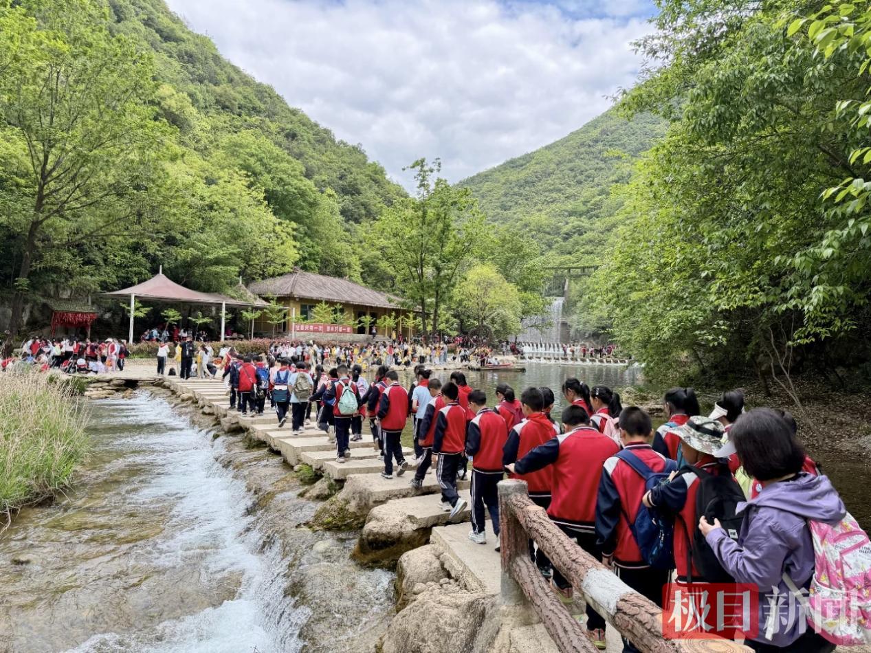 图为十堰城区学子在郧西五龙河景区研学。郧轩文摄.png