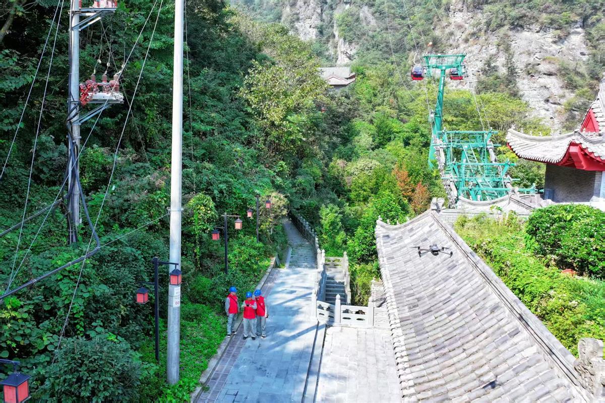 5月3日，国网湖北电力员工对索道、缆车等景区用电线路进行无人机特殊巡视。（刘景丽 摄）.jpg