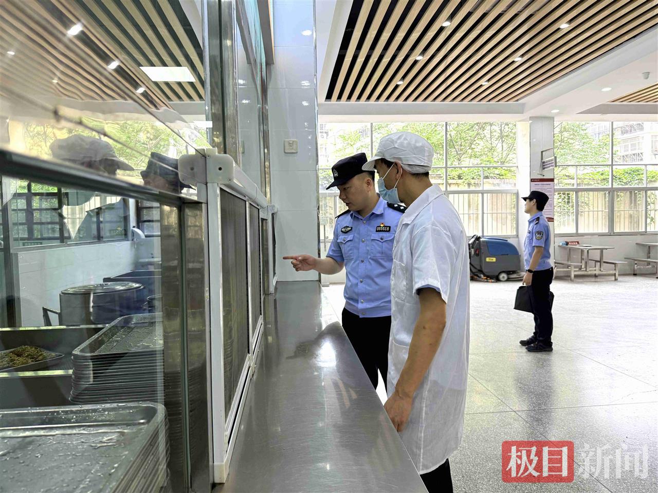 图6：民警在排查学校食堂安全.jpg