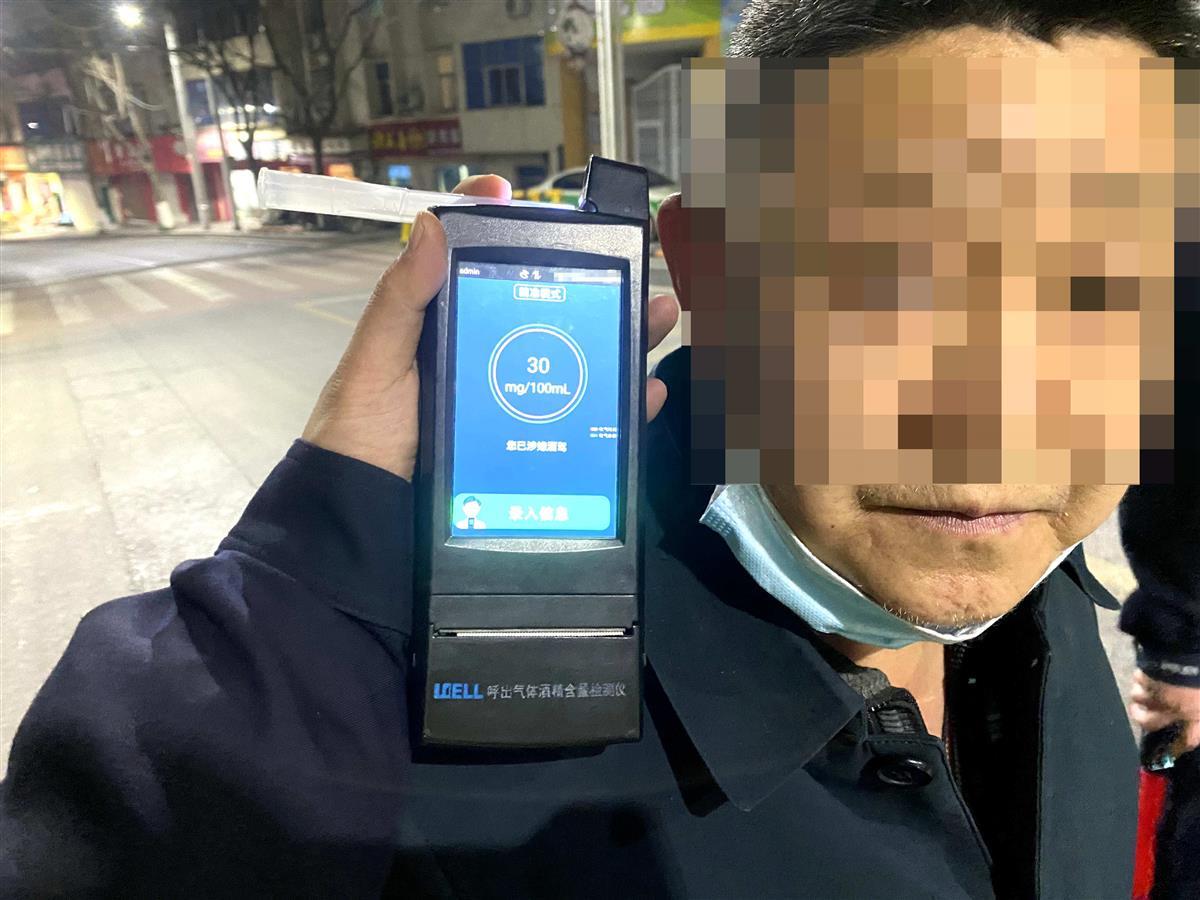 图5：保康交警对刘某进行酒精检测.jpg