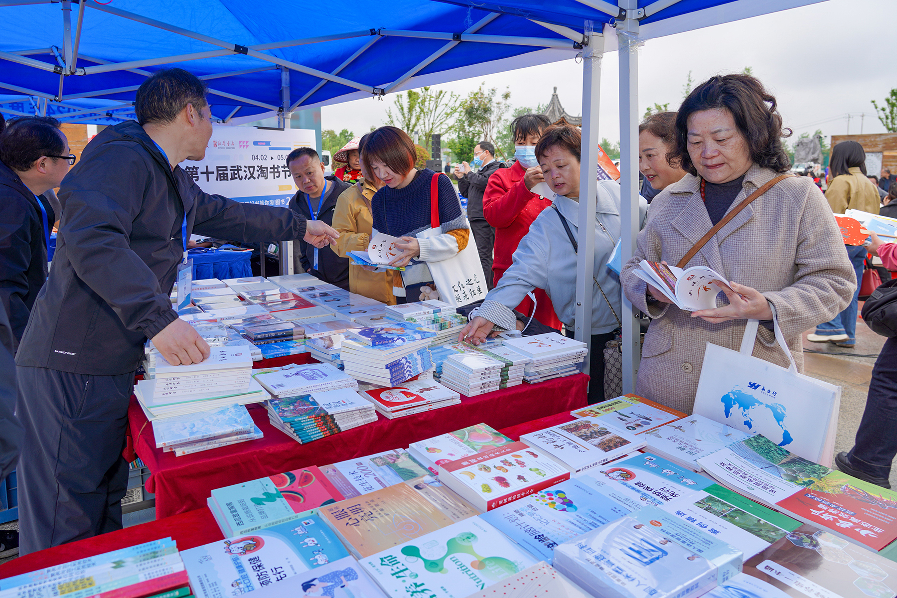 市民在活动现场选购书籍。叶东辉 摄.jpg