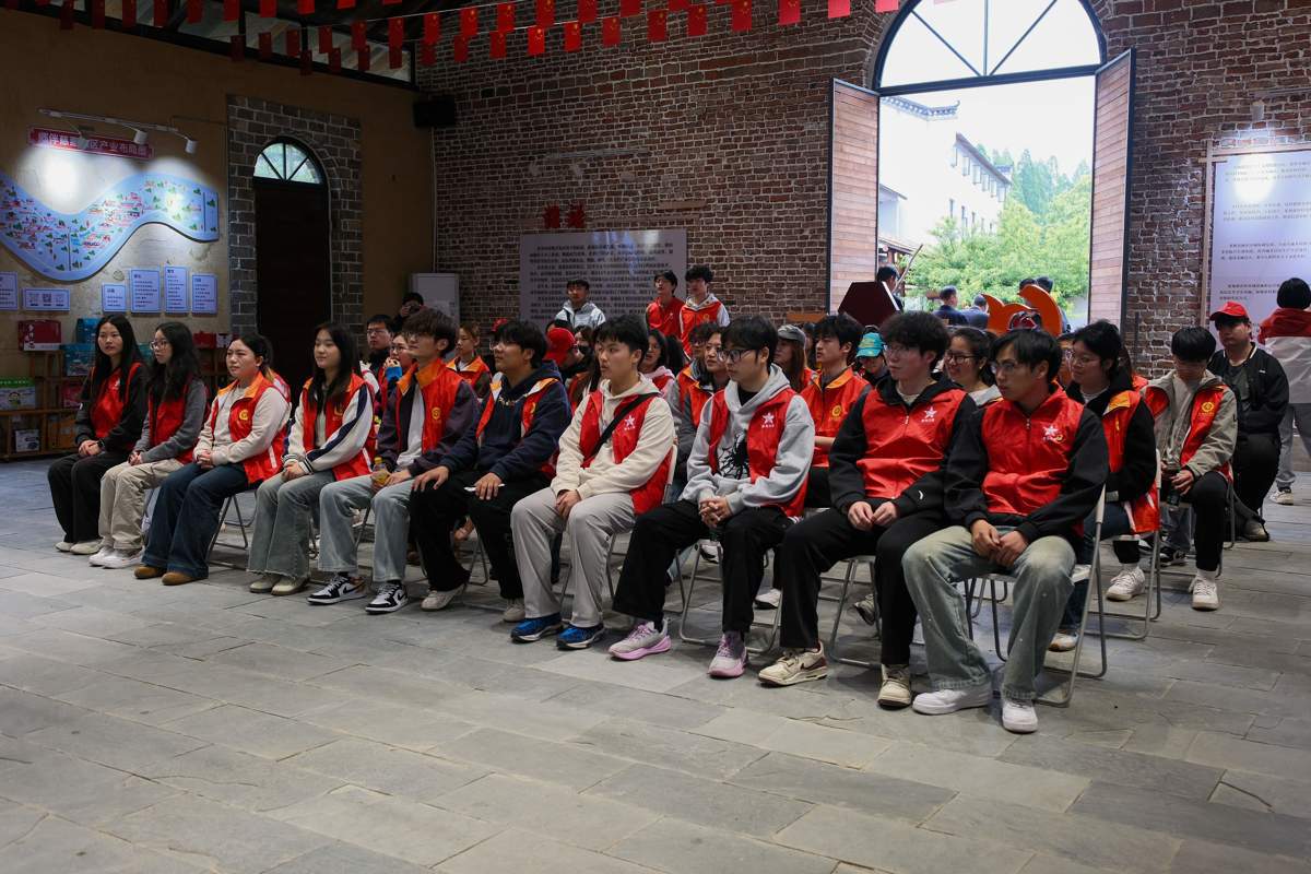 图为实践教学活动现场 摄影：熊昱淞.jpg