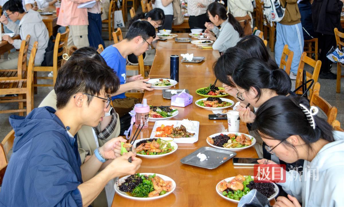 同学们开心品尝狮山健康餐(陈宇轩 摄) (1).jpg 同学们开心品尝狮山健康餐(陈宇轩 摄) (1).jpg
