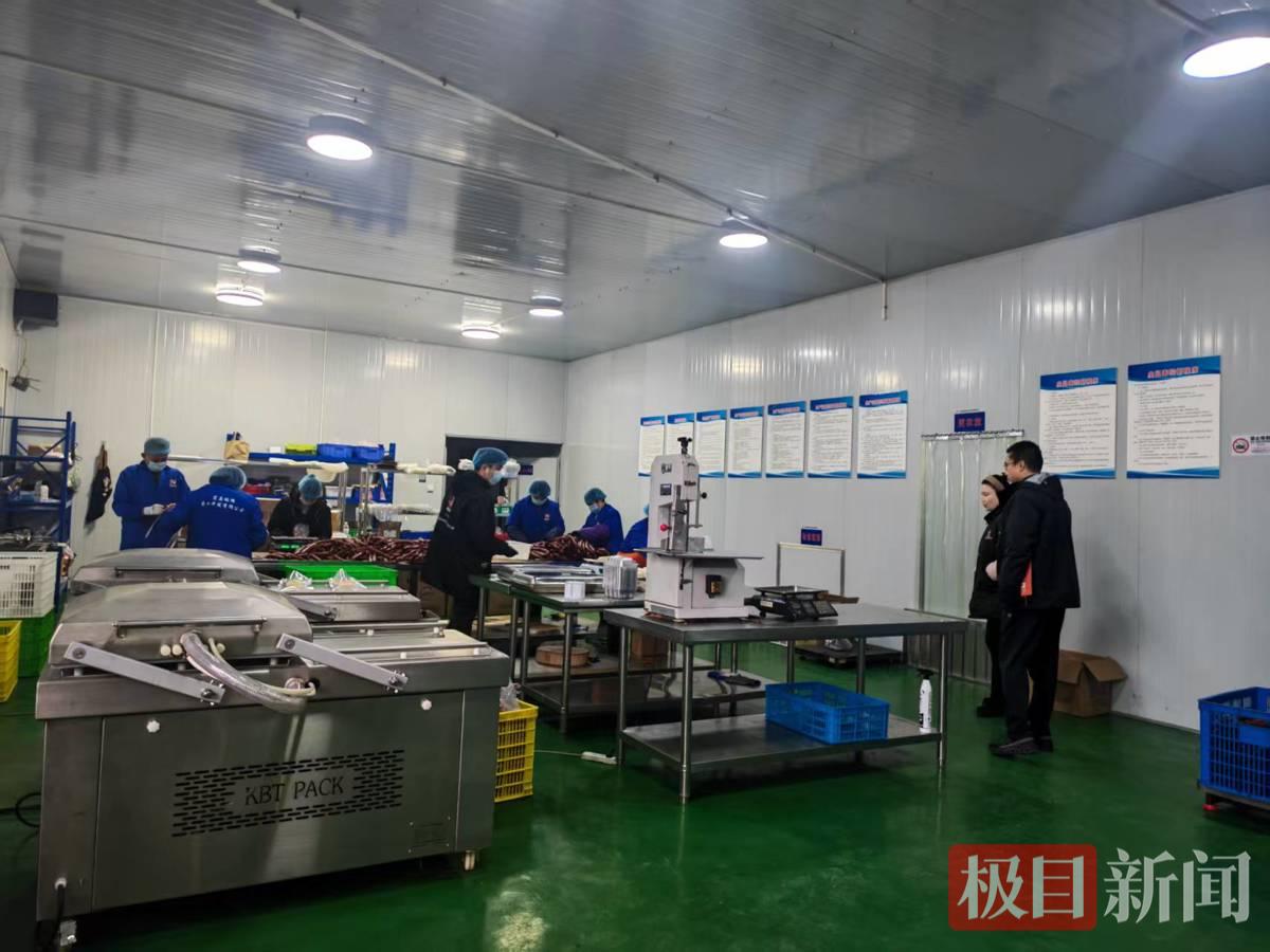 李麟腊肉打包车间.jpg