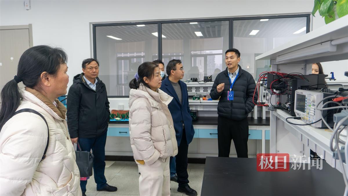 家长们参观实验室 通讯员 李核州 摄.JPG