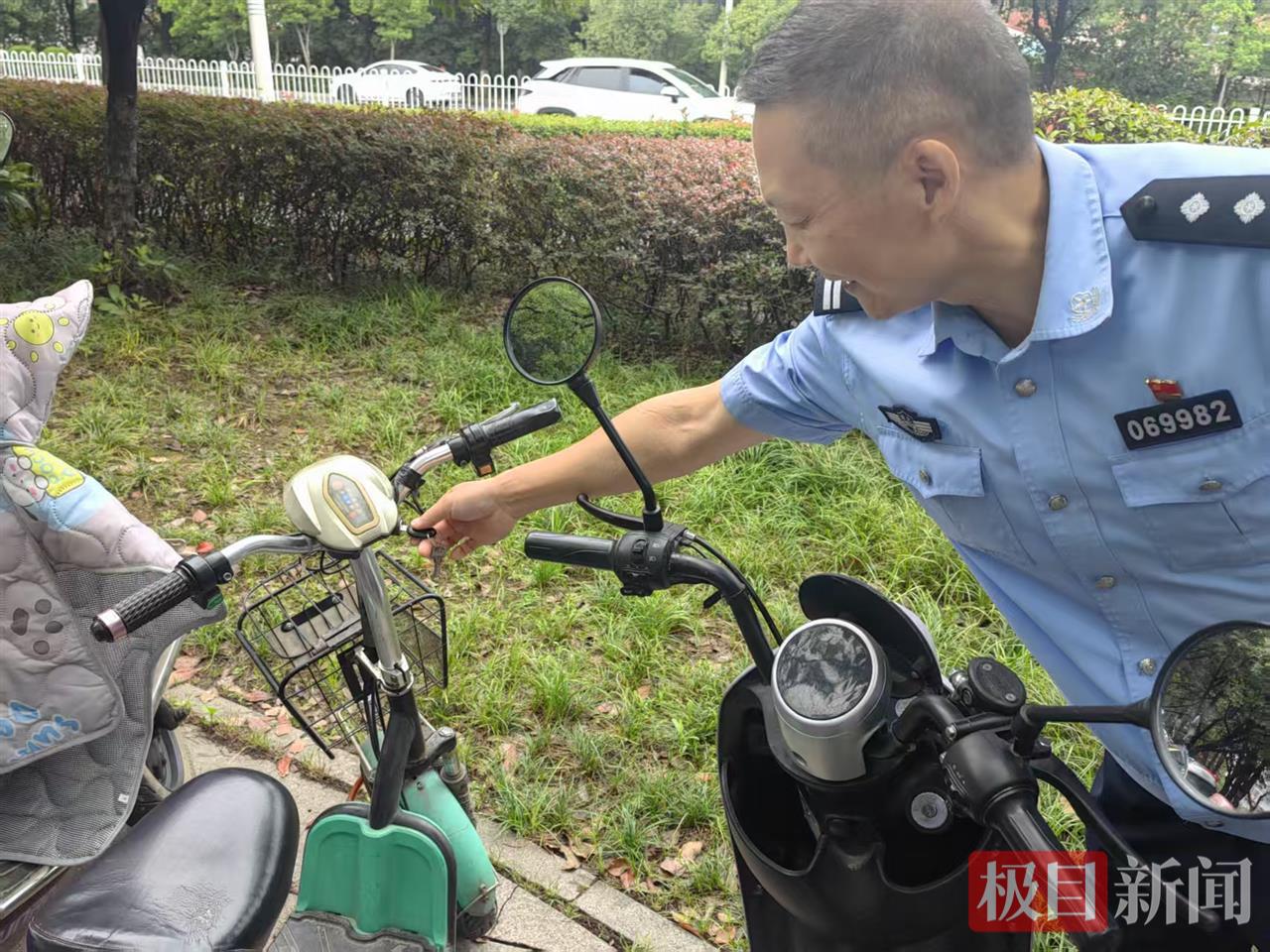 民警及时拔下车主遗忘的钥匙.jpg