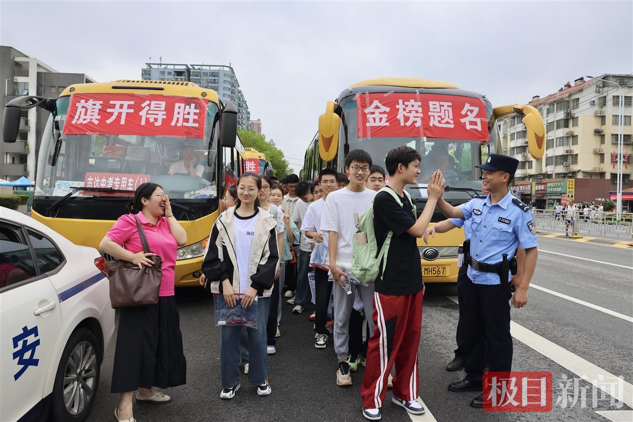 图二 护送学生进入考场.jpg