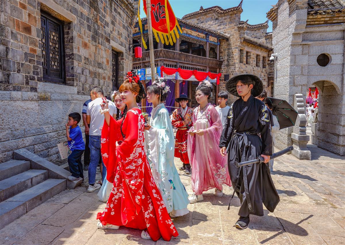 转角遇到“花仙子和大明武士”.jpg