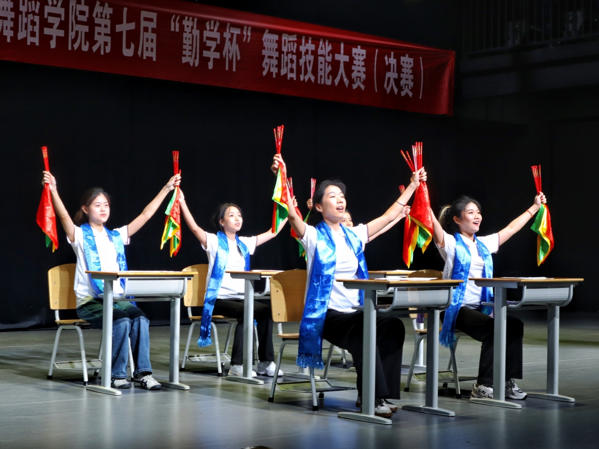 研究生讲课组《乐动课桌:视唱练耳律动化教学实践》现场。侯佳音 摄.jpg 研究生讲课组《乐动课桌:视唱练耳律动化教学实践》现场。侯佳音 摄.jpg