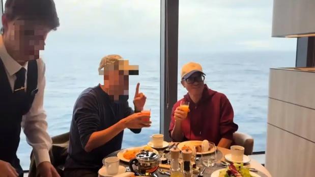 俞敏洪与友人在去南极途中吃早餐（图源 俞敏洪个人微博）.png