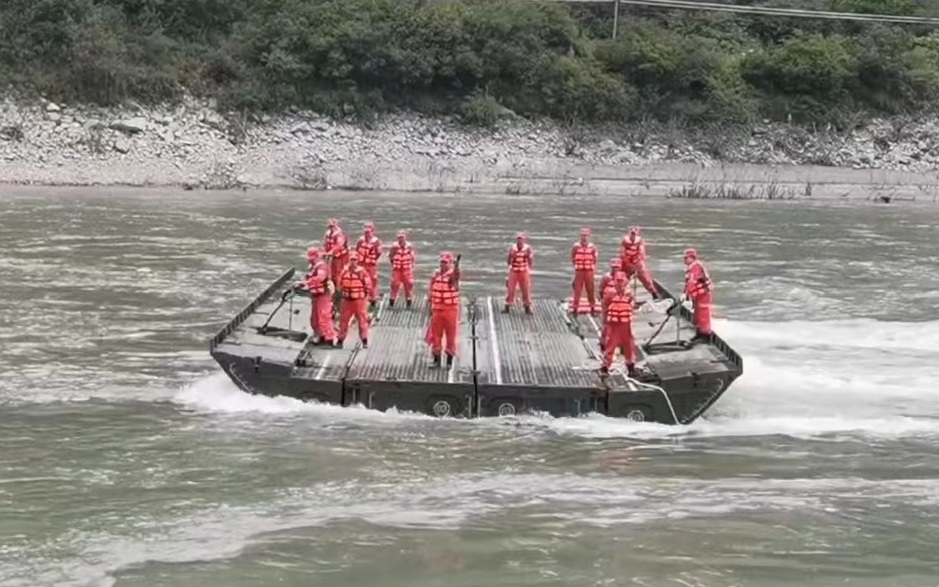 四川泸定大渡河架起50米长应急动力舟桥,开辟水上救援通道 | 极目新闻