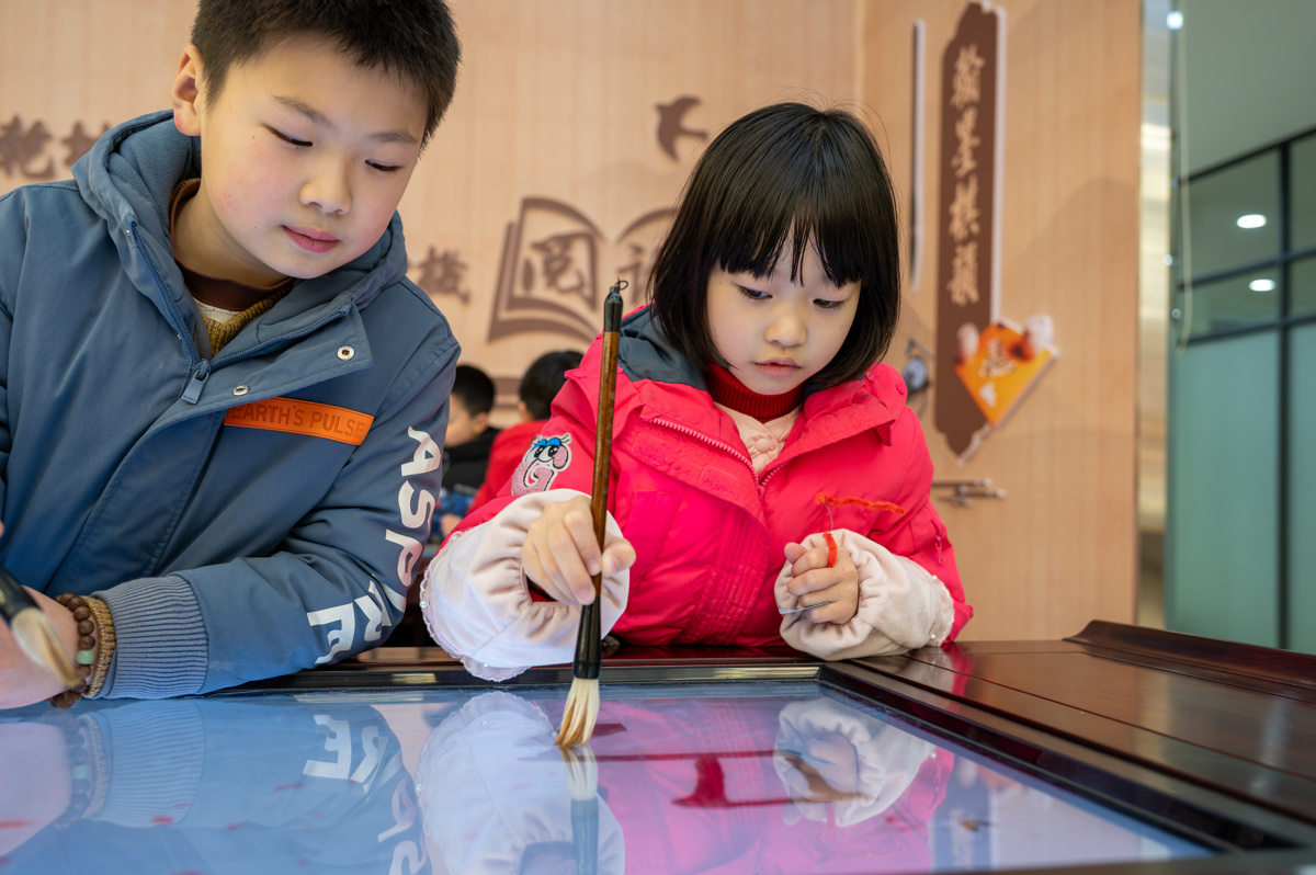 小朋友们体验雪莲图书馆的高新设备 (10).jpg