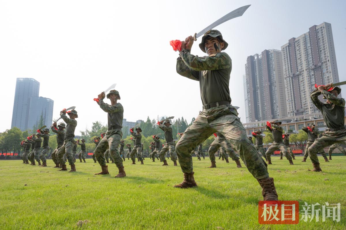 10.学员正在操练破锋八刀 (徐恩威摄).jpg