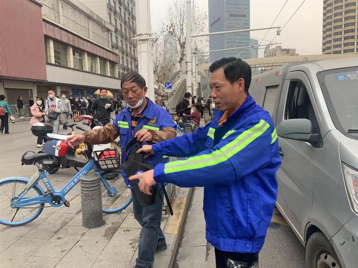 武汉环卫工人吴大义，捡到钱包大义归还失主 | 极目新闻