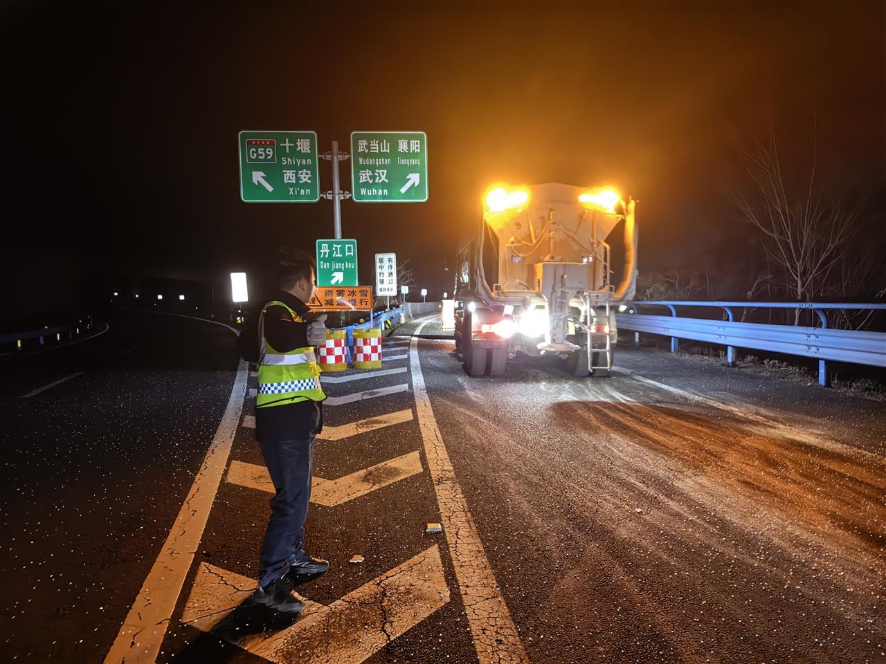 公司十房运营中心组织工作人员在站口靠前指引除雪撒布车快速通行，确保快速进行融雪剂撒布作业。.jpg