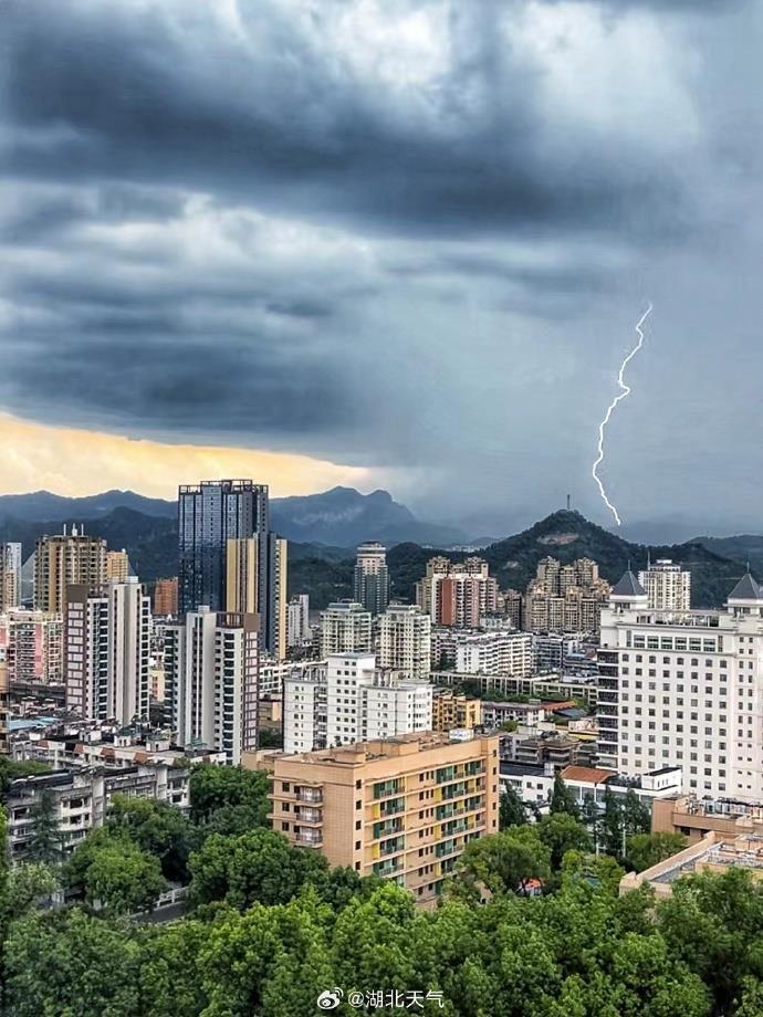 2024年8月5日16时宜昌部分地区出现短时强降水，摄影师捕捉到雨幡和闪电同时登场的一幕（来源：陈亮） .jpg