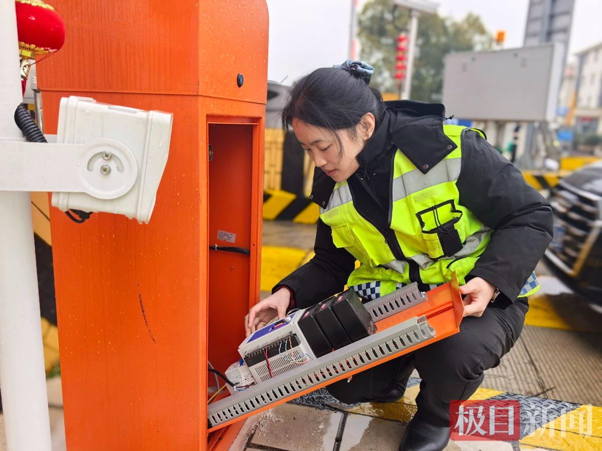 鄂东运营公司“映山红”女子机电快维队检查机电设备 (2).jpg