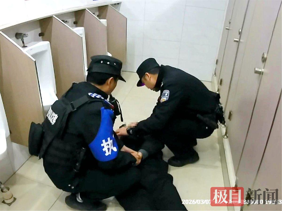 图2：民警在紧急施救患者焦先生（视频截图）.jpg