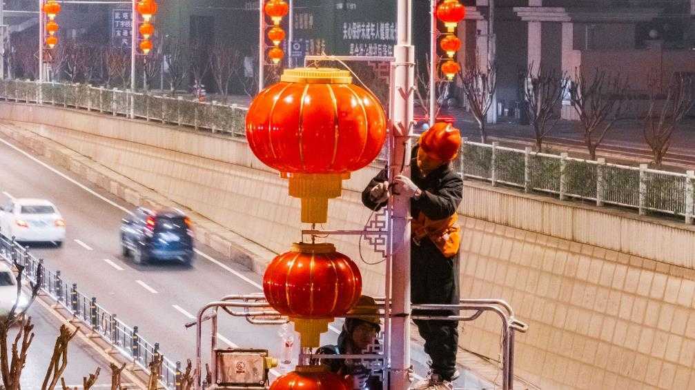 新春走基层|他们，为武汉张灯结彩