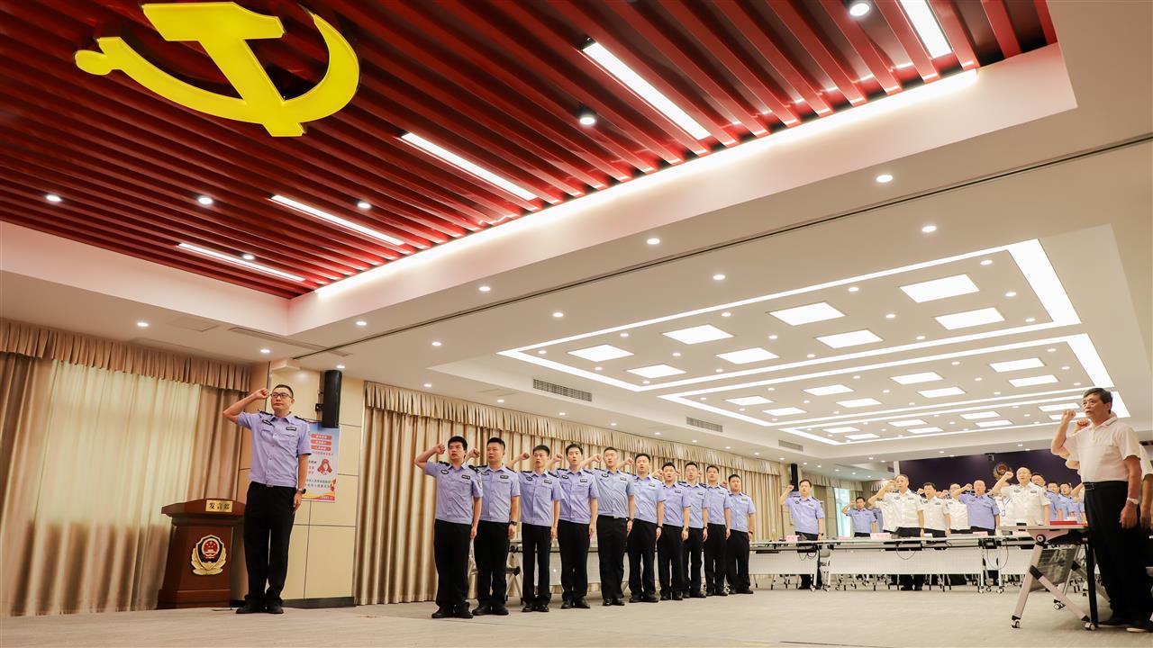 致敬110警察节丨民有所呼，警必有应！青山公安实干为民，十里钢城枫警动人| 极目新闻