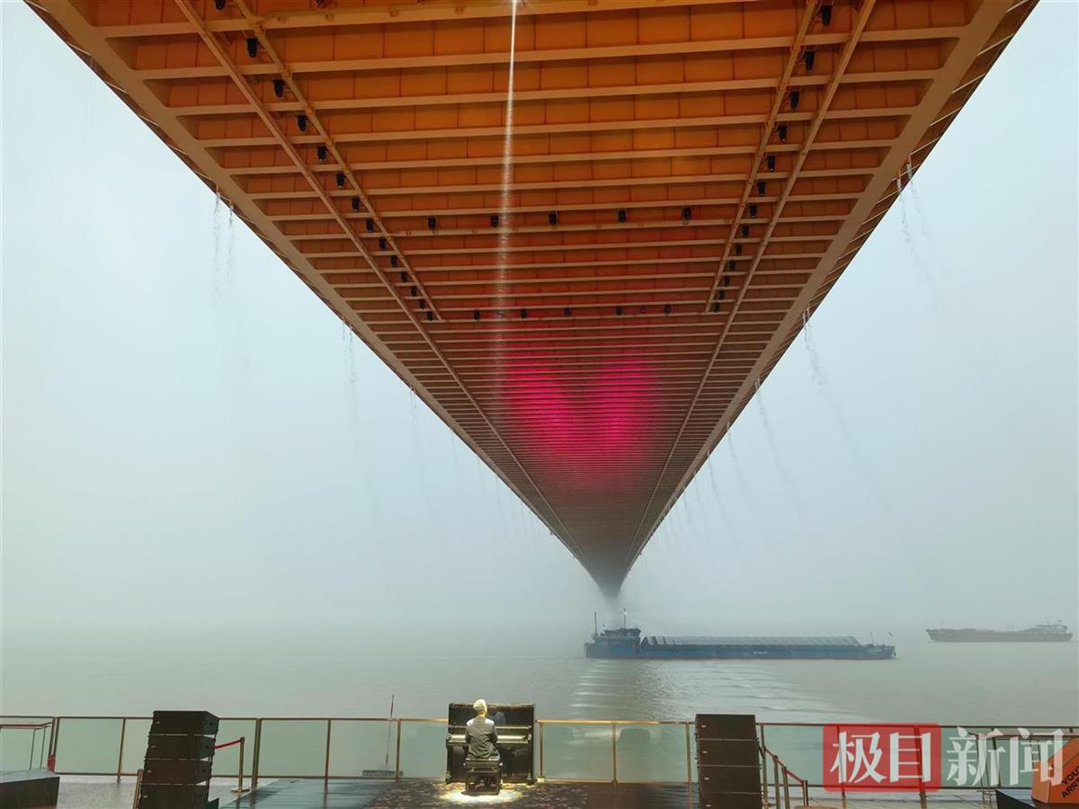 长江边大桥下的浪漫，“武汉版海上钢琴师”雨瀑中预热亮相