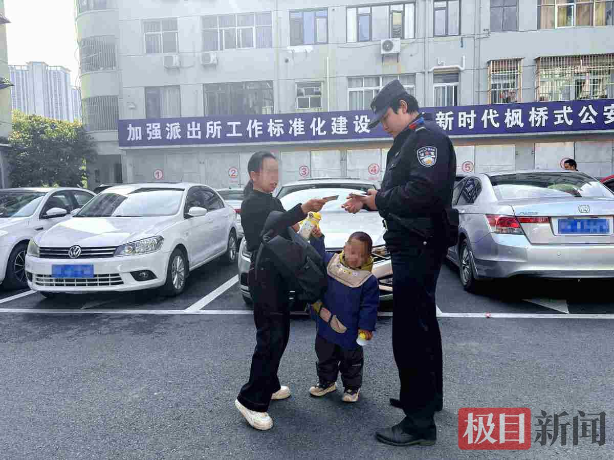 图3：民警将晓珲交给其母林女士.jpg