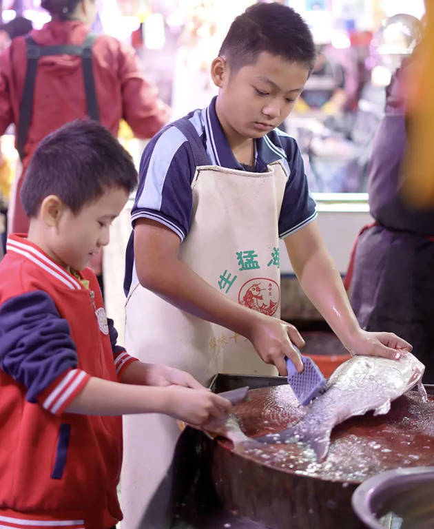 杨今府和堂弟在档口帮忙 来自新华社.jpg