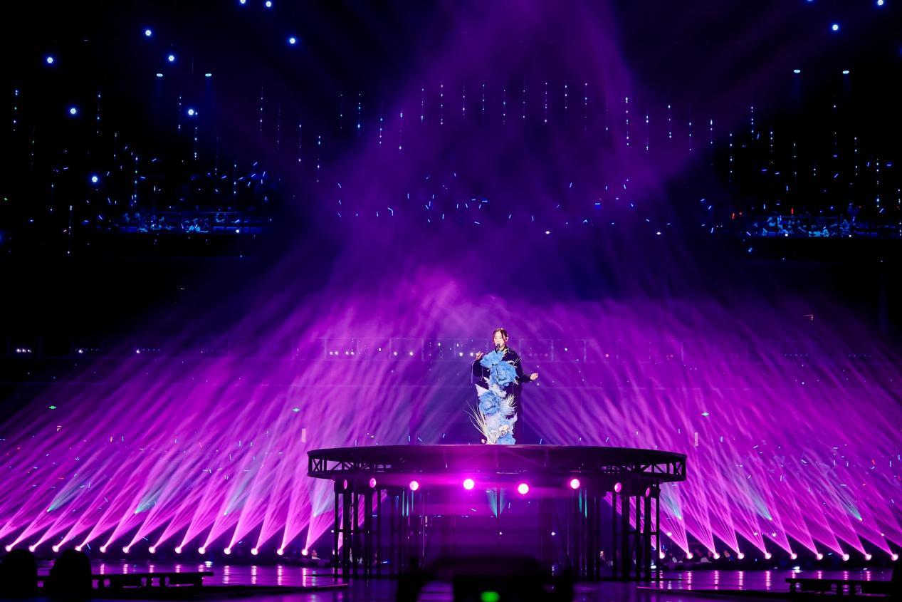 以树喻影，戏如人生，王菀之《那棵树开花了》致敬中国电影诞生120周年