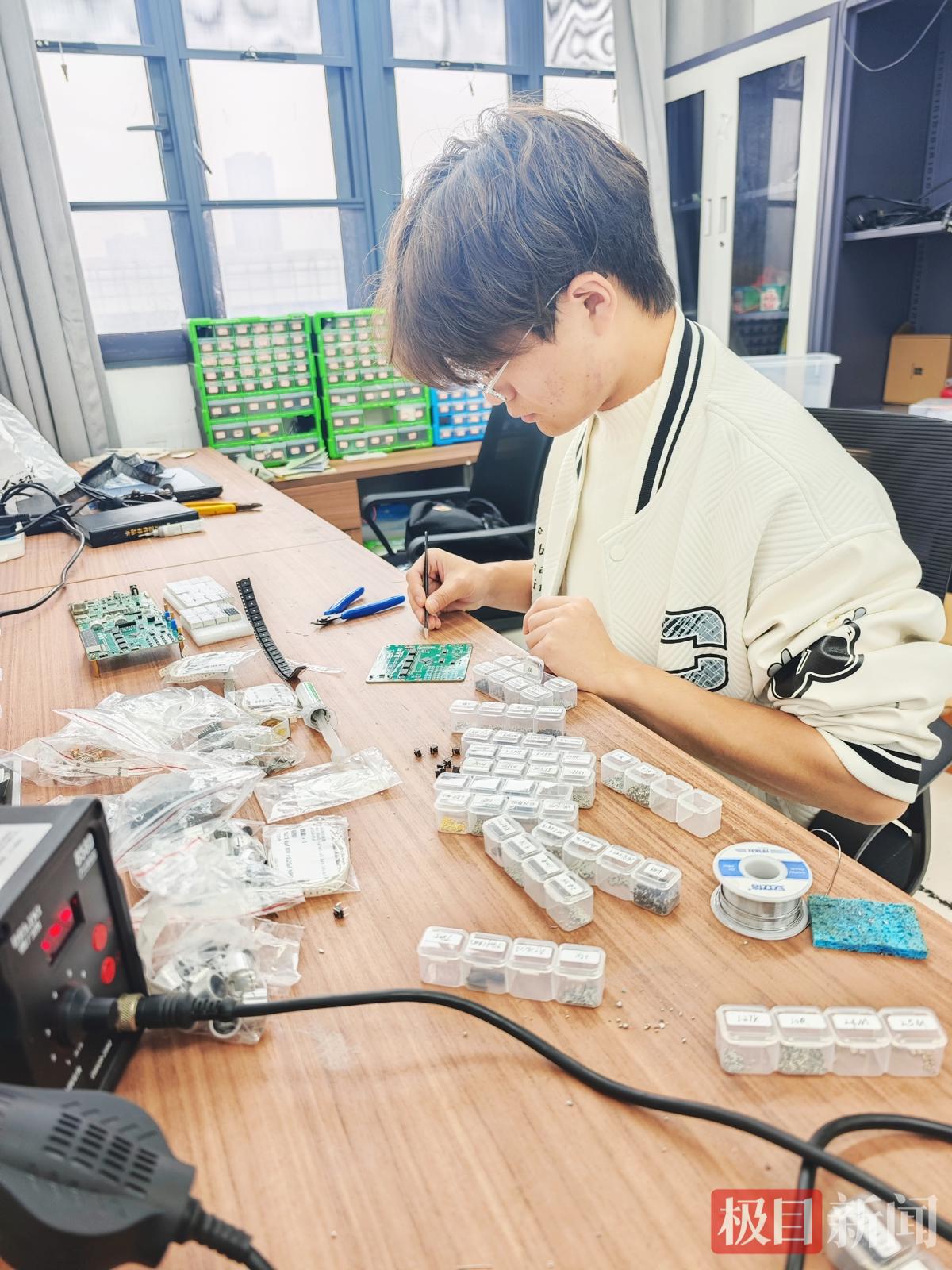 图为赵双明正在为“蓝桥杯”比赛自制电路板  摄影：薛莲.jpg