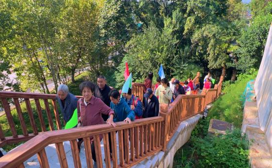 武汉青山镇街情暖金秋爱在重阳