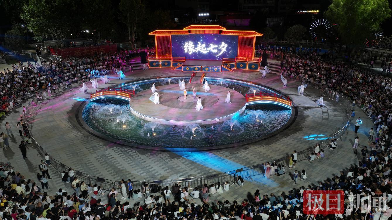 图为郧西县七夕天街观众如潮 徐军摄.png