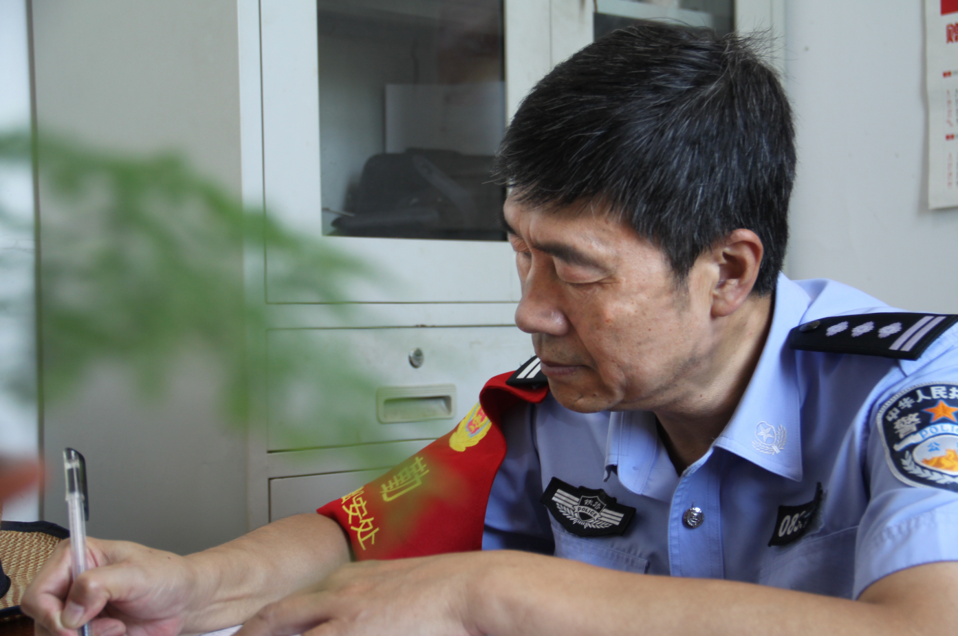 扎根小站24年的合肥铁路民警朱亮 :半辈子的坚守 只为一份使命 | 极目