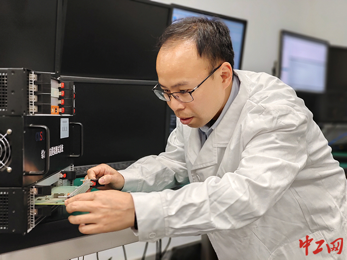 首席工程师率团队为深水物探船装上"中国心" | 极目新闻