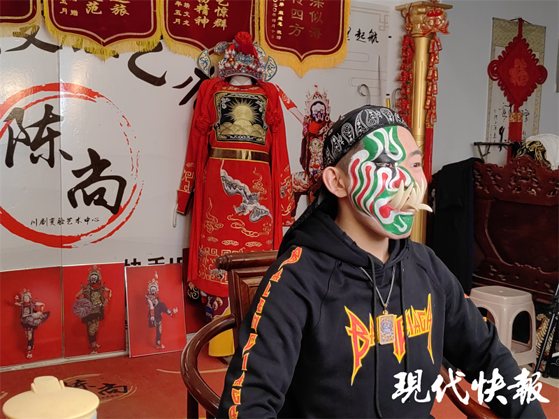 传承“青面獠牙”的技艺!23岁小伙“耍牙”走红 | 极目新闻