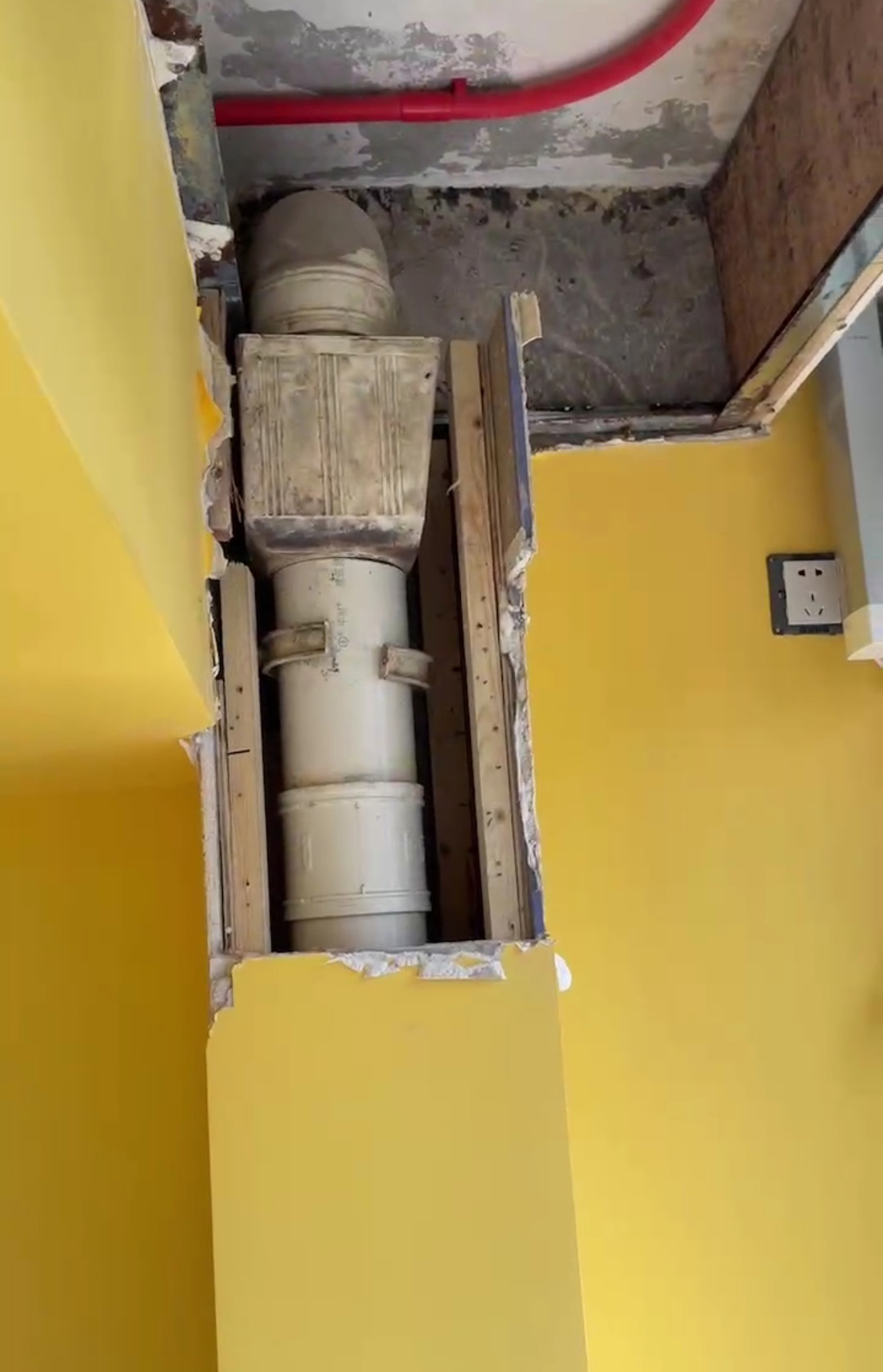 消费曝光台丨别墅装修后多处漏水业主索赔两万,装修公司:可赔八千