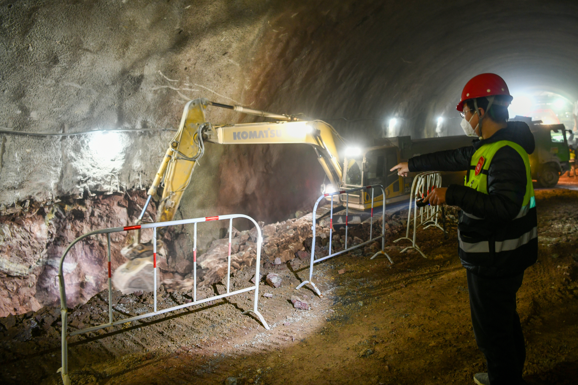 国道109新线高速公路首个长大隧道左线顺利贯通