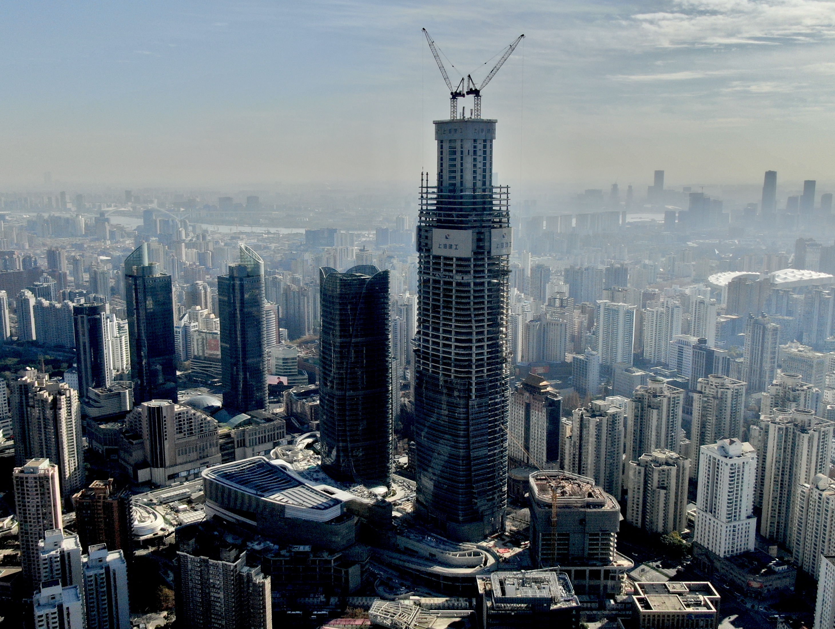 浦西在建最高楼徐家汇中心370米t2塔楼核心筒今日封顶 | 极目新闻